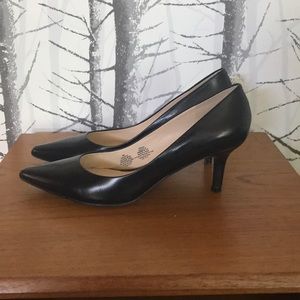Leather Nine West pointed toe mid heel pumps